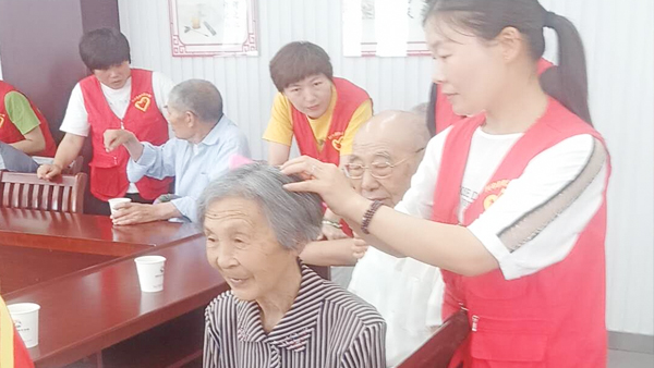 旭瑞網業(yè)領導慰問社區(qū)老人